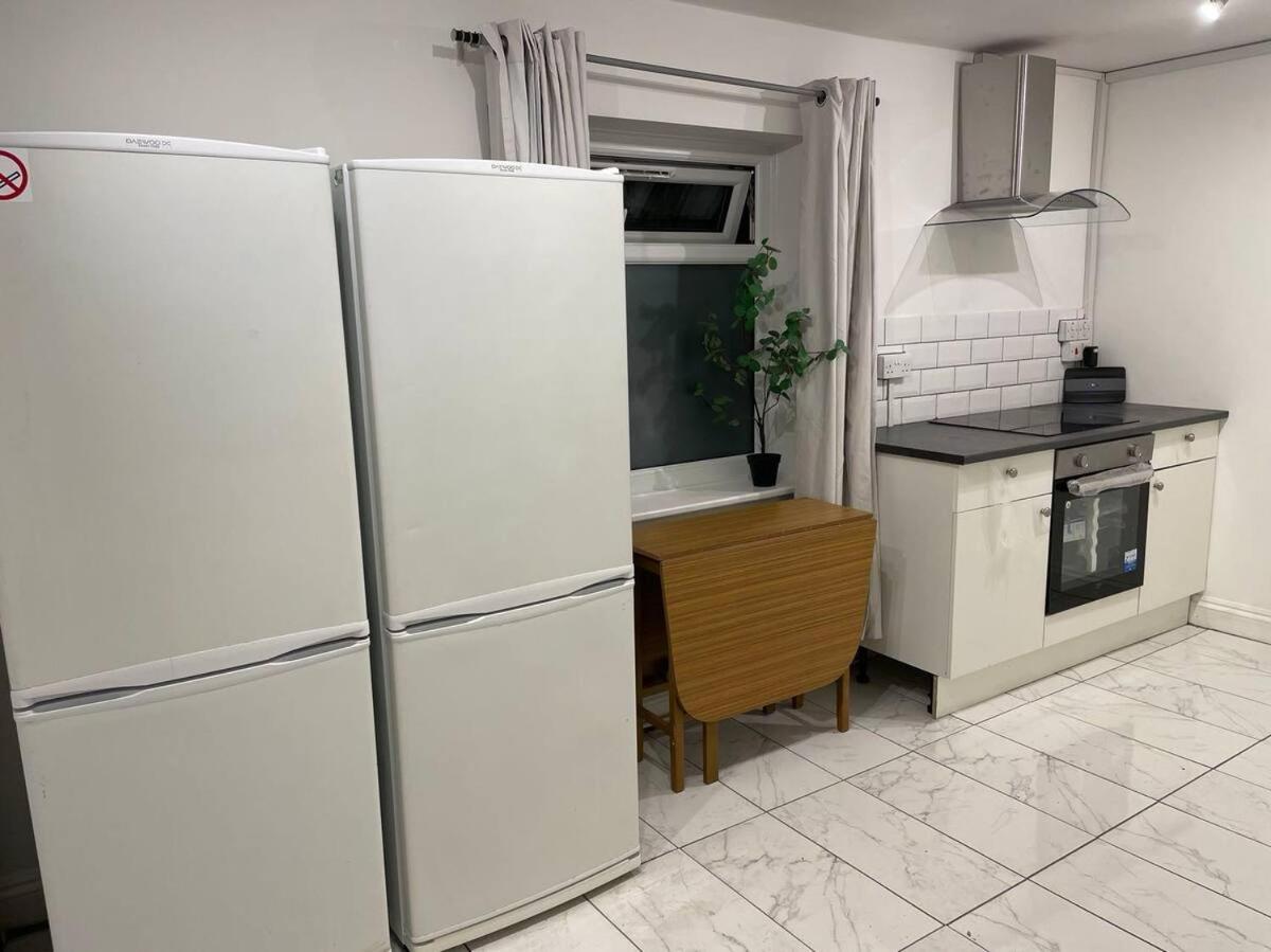 Gasthof Cosy Bedroom With Private Bathroom Ensuite In Canary Wharf E14 Only 1 Stop To Excel And O2 For Short Or Long Let In Canary Wharf, Less Than An Hour From Heathrow, Stansted And Gatwick Airport *