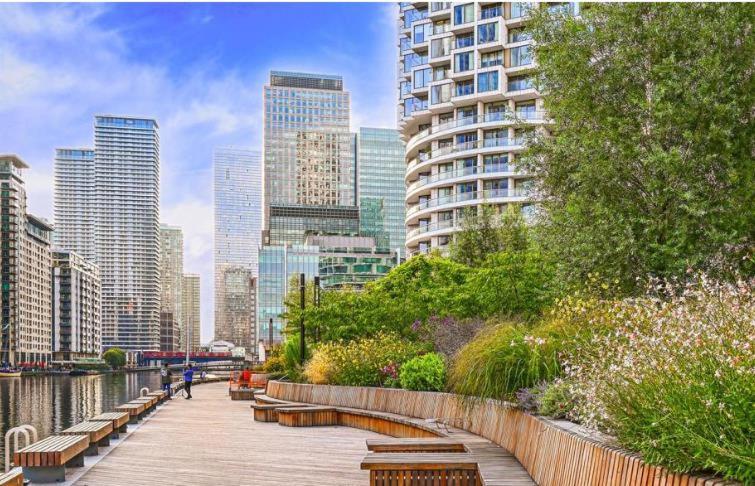 Gasthof Cosy Bedroom With Private Bathroom Ensuite In Canary Wharf E14 Only 1 Stop To Excel And O2 For Short Or Long Let In Canary Wharf, Less Than An Hour From Heathrow, Stansted And Gatwick Airport