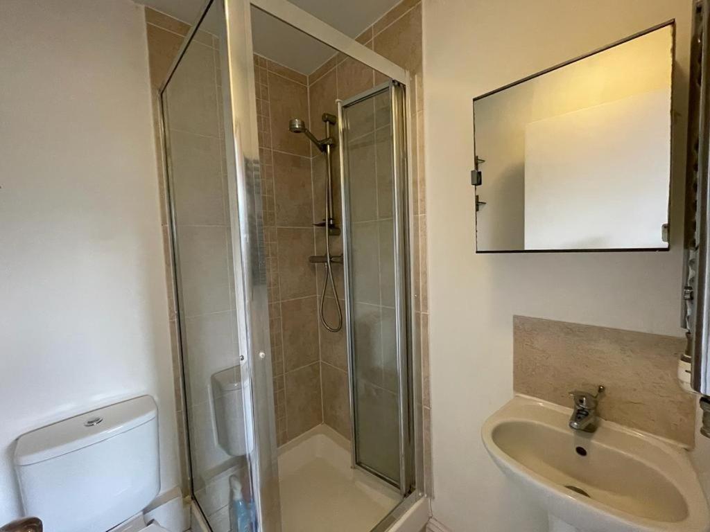 Cosy Bedroom With Private Bathroom Ensuite In Canary Wharf E14 Only 1 Stop To Excel And O2 For Short Or Long Let In Canary Wharf, Less Than An Hour From Heathrow, Stansted And Gatwick Airport Gasthof