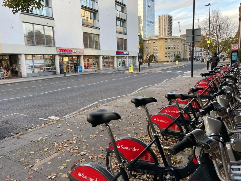 Cosy Bedroom With Private Bathroom Ensuite In Canary Wharf E14 Only 1 Stop To Excel And O2 For Short Or Long Let In Canary Wharf, Less Than An Hour From Heathrow, Stansted And Gatwick Airport Gasthof *