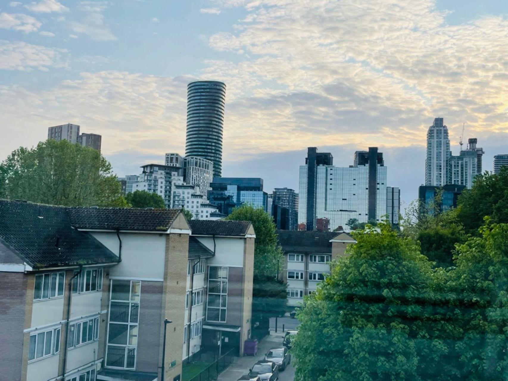Cosy Bedroom With Private Bathroom Ensuite In Canary Wharf E14 Only 1 Stop To Excel And O2 For Short Or Long Let In Canary Wharf, Less Than An Hour From Heathrow, Stansted And Gatwick Airport Gasthof London