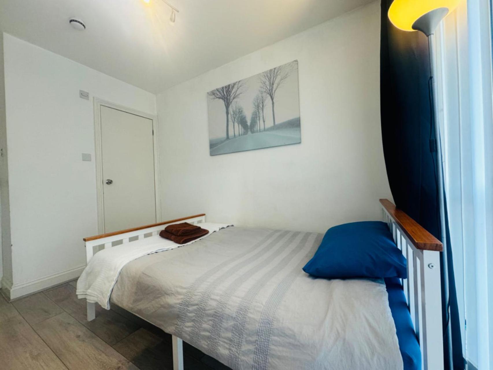 Cosy Bedroom With Private Bathroom Ensuite In Canary Wharf E14 Only 1 Stop To Excel And O2 For Short Or Long Let In Canary Wharf, Less Than An Hour From Heathrow, Stansted And Gatwick Airport Gasthof London